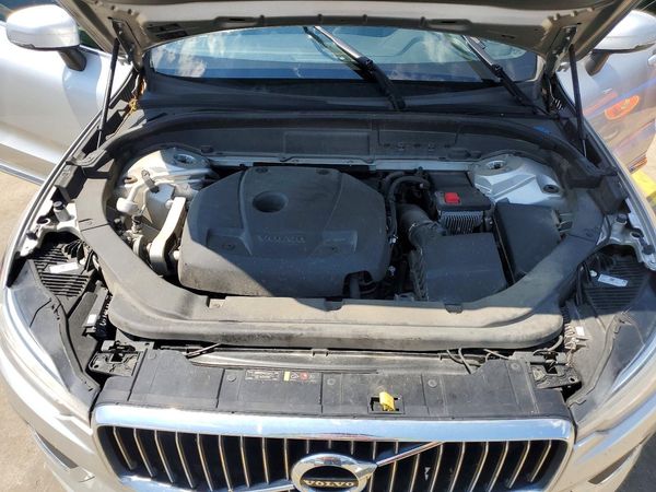2019 VOLVO XC60 Inscription — Engine bay