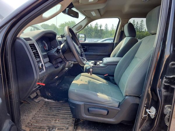 2015 RAM 1500 ST QUAD CAB 4X4