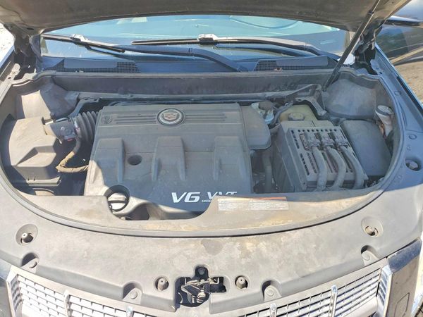 2012 CADILLAC SRX Premium — Engine bay