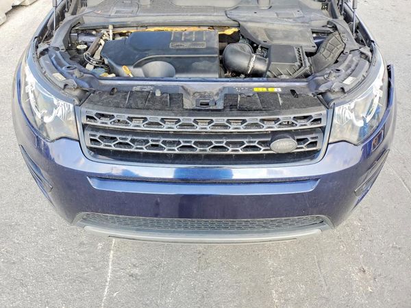 2019 LAND ROVER DISCOVERY SE — Engine bay