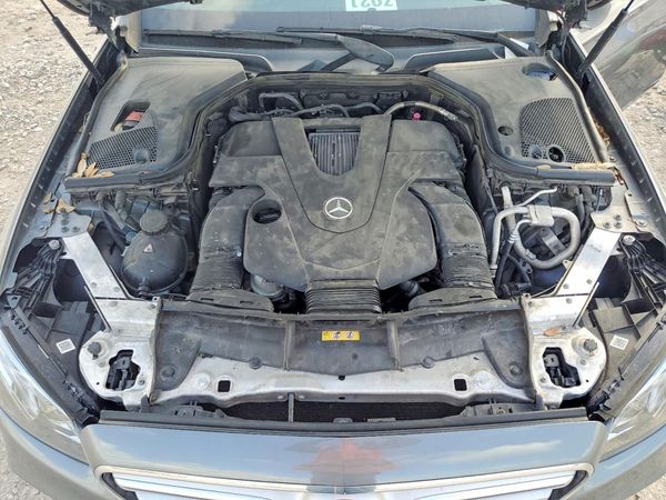 2018 MERCEDES-BENZ E-CLASS E 400-4M — Engine bay