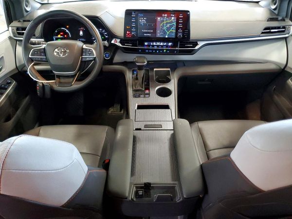 2024 TOYOTA SIENNA XSE