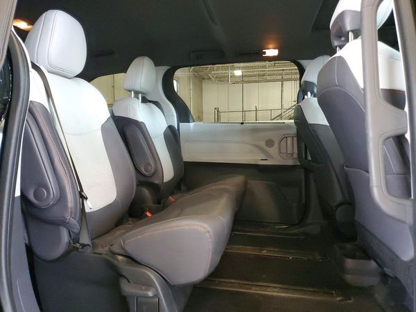 2024 TOYOTA SIENNA XSE