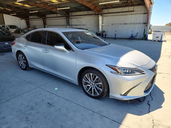 2019 LEXUS ES 300h