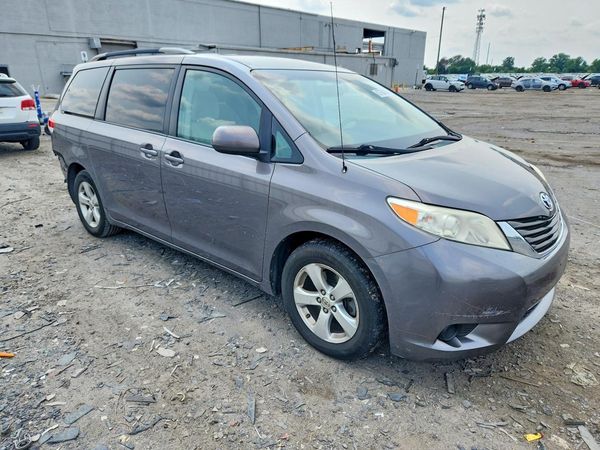 2014 TOYOTA SIENNA