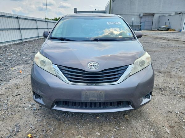 2014 TOYOTA SIENNA