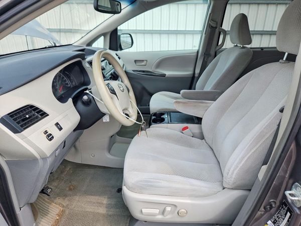 2014 TOYOTA SIENNA
