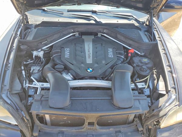 2013 BMW X6 xDrive50i — Engine bay