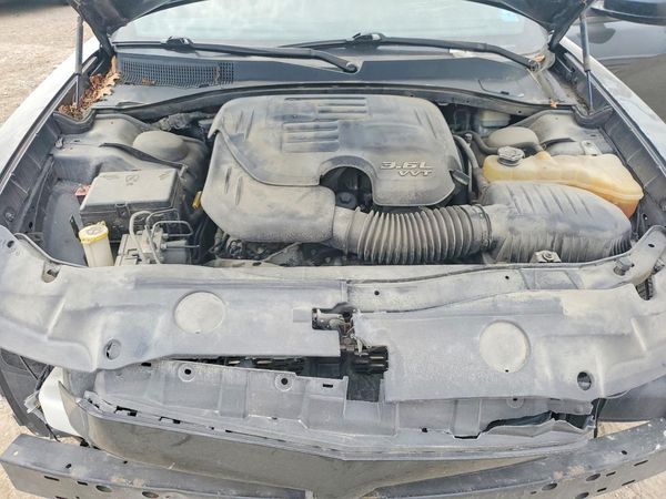 2013 DODGE CHARGER SXT — Engine bay