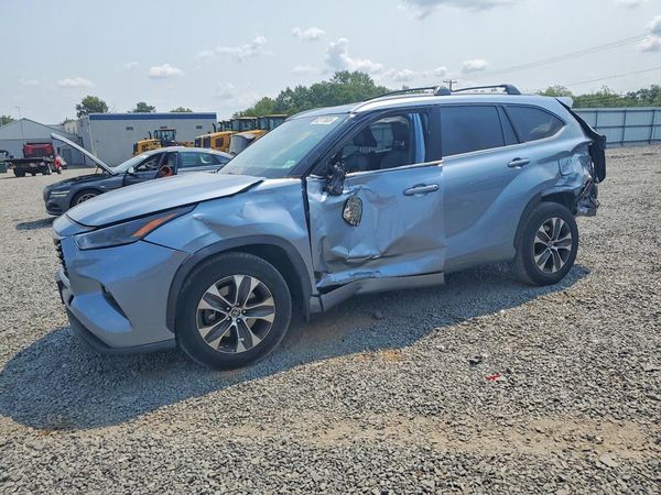 2022 TOYOTA HIGHLANDER XLE