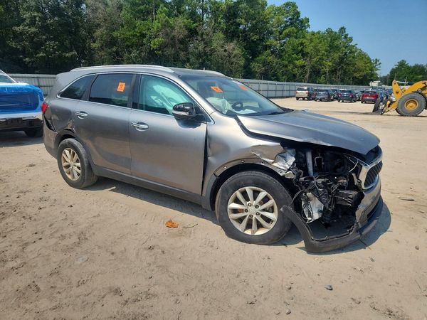 2017 KIA SORENTO L, LX — Passenger 3/4