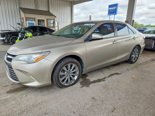 2017 TOYOTA CAMRY LE/SE/XLE/XSE — Front 3/4