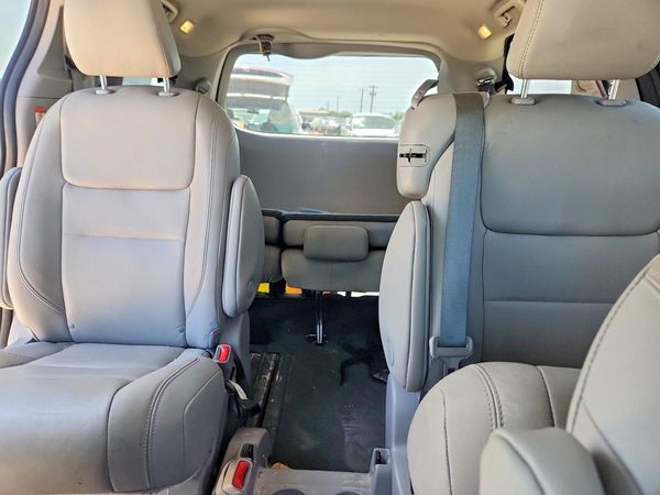 2020 TOYOTA SIENNA Q grade