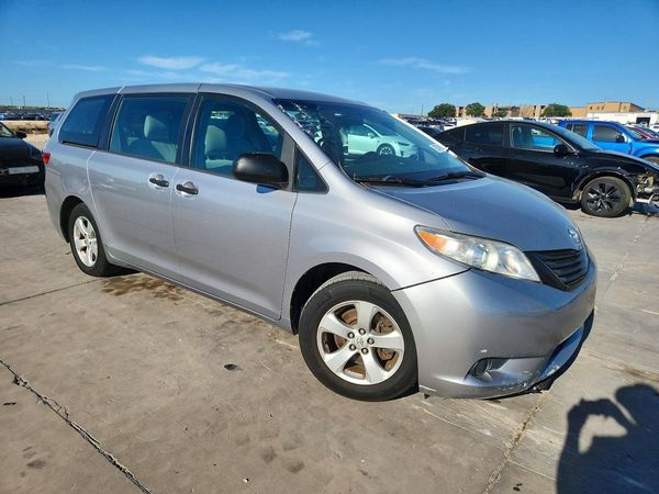 2017 TOYOTA SIENNA L