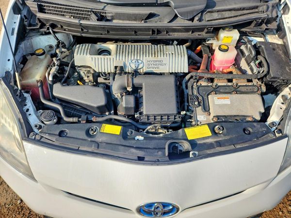 2012 TOYOTA PRIUS — Engine bay