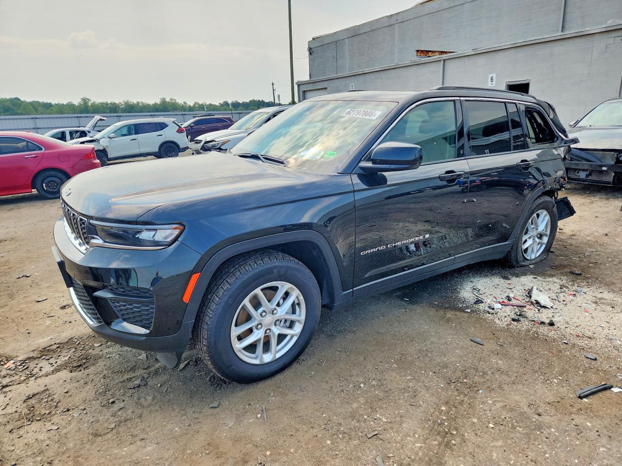 2025 JEEP CHEROKEE Laredo, Altitude — Front 3/4