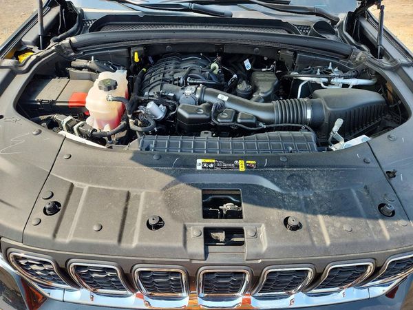 2025 JEEP CHEROKEE Laredo, Altitude — Engine bay