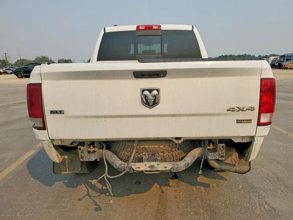 2016 RAM 1500 SLT CREW CAB 4X4