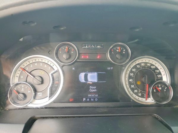 2016 RAM 1500 SLT CREW CAB 4X4