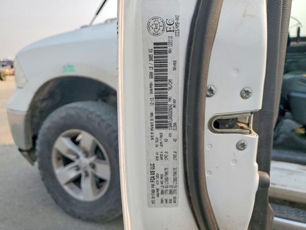 2016 RAM 1500 SLT CREW CAB 4X4