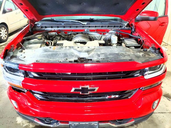 2017 CHEVROLET SILVERADO LT — Engine bay