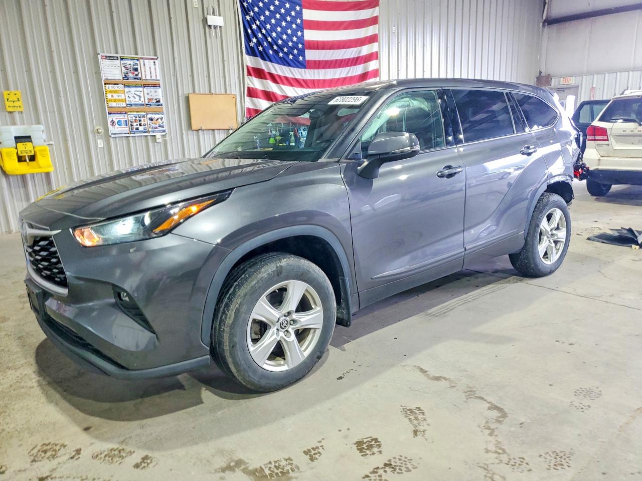2022 TOYOTA HIGHLANDER LE