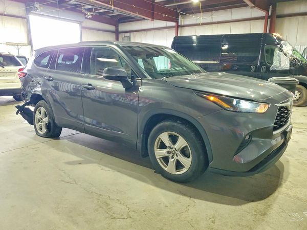 2022 TOYOTA HIGHLANDER LE