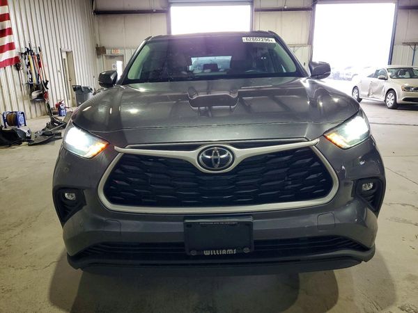2022 TOYOTA HIGHLANDER LE
