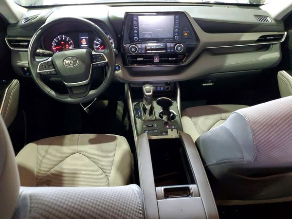 2022 TOYOTA HIGHLANDER LE