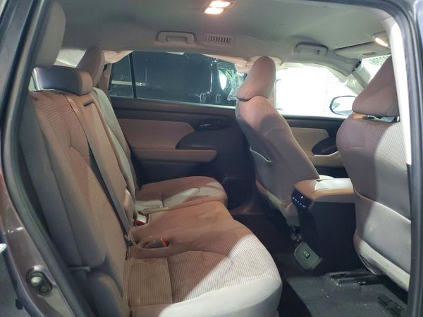 2022 TOYOTA HIGHLANDER LE