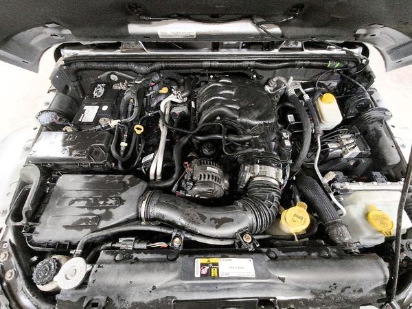 2015 JEEP WRANGLER UNLIMITED Sahara — Engine bay