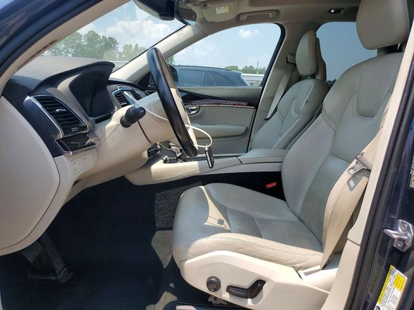 2018 VOLVO XC90 Momentum
