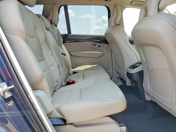 2018 VOLVO XC90 Momentum