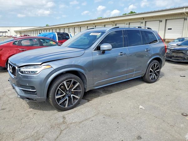 2018 VOLVO XC90 Momentum