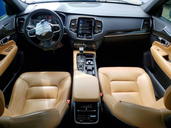 2018 VOLVO XC90 Momentum