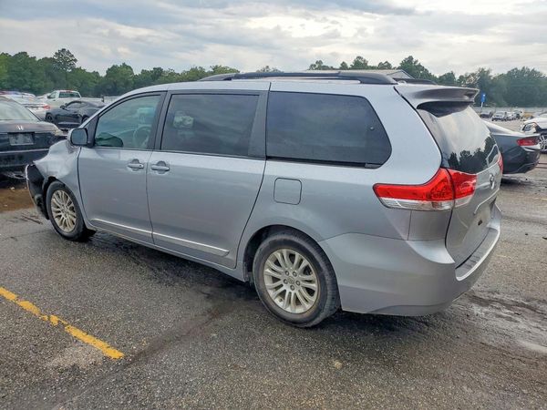 2013 TOYOTA SIENNA