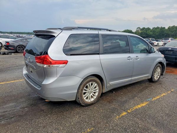 2013 TOYOTA SIENNA