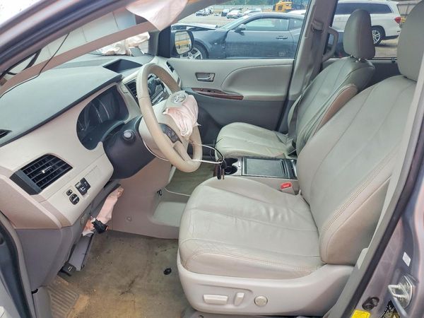 2013 TOYOTA SIENNA