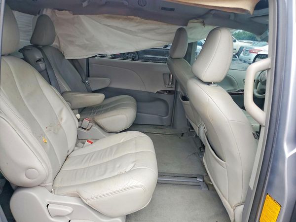 2013 TOYOTA SIENNA