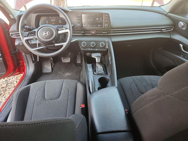2024 HYUNDAI ELANTRA SE
