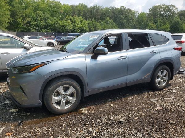 2022 TOYOTA HIGHLANDER LE