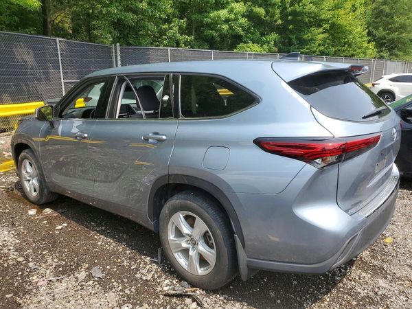 2022 TOYOTA HIGHLANDER LE