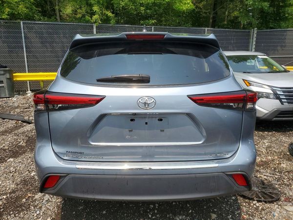 2022 TOYOTA HIGHLANDER LE