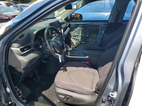 2022 TOYOTA HIGHLANDER LE