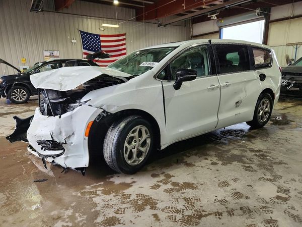 2024 CHRYSLER PACIFICA Limited — Front 3/4