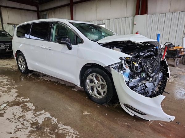 2024 CHRYSLER PACIFICA Limited — Passenger 3/4