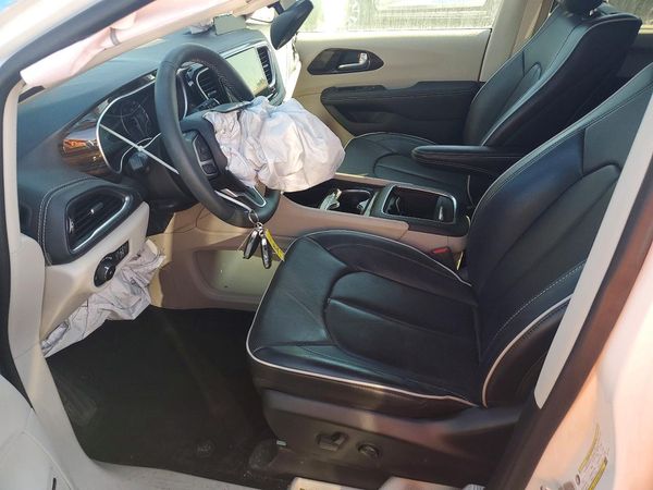2024 CHRYSLER PACIFICA Limited — DENT