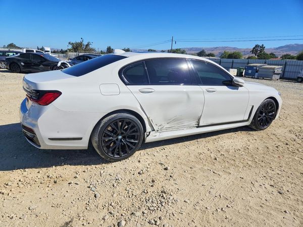 2022 BMW 740