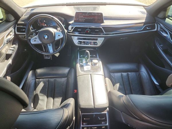 2022 BMW 740