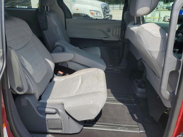 2021 TOYOTA SIENNA LE